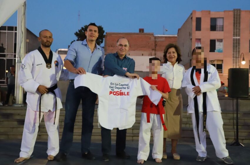  Alcalde Enrique Galindo entrega uniformes a más de 500 niños y niñas