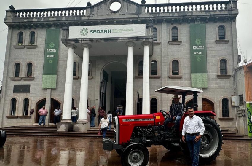  En apoyo al campo, estado entrega más tractores en la Región Media