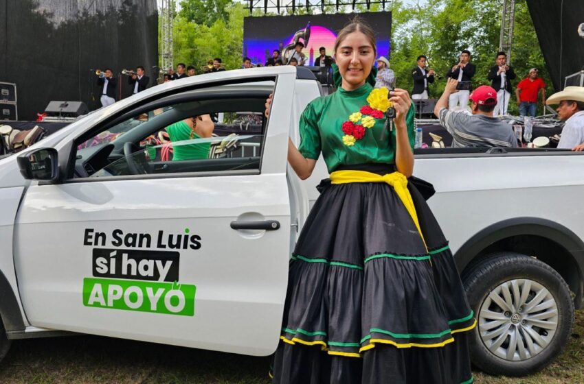  Joven escaramuza de Aquismón ganó vehículo que regaló el Gobernador