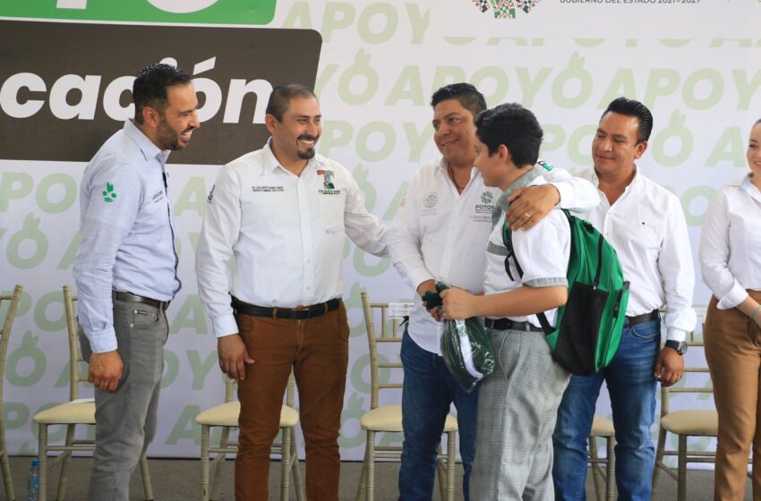  Ricardo Gallardo entrega apoyos escolares a estudiantes de Tamasopo