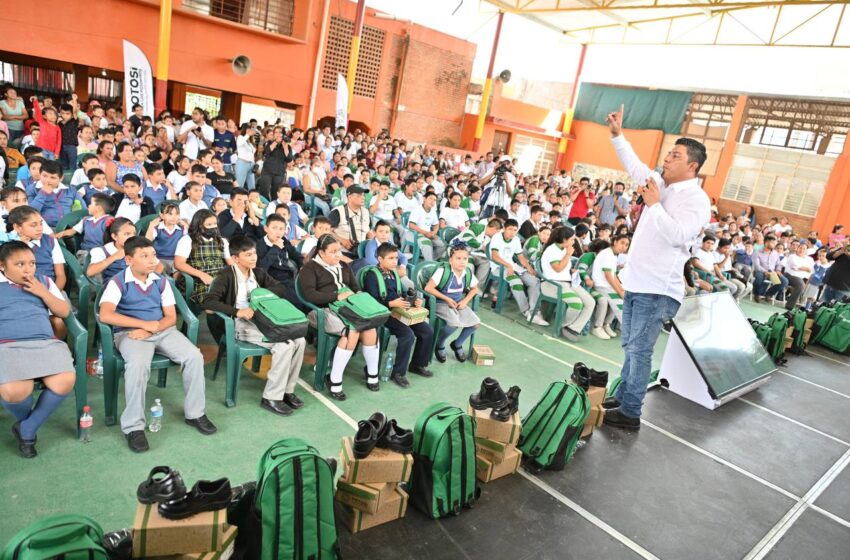  Ricardo Gallardo lleva miles de apoyos escolares a vallenses