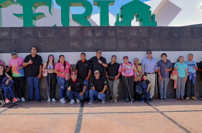  Taxistas llevan gratis a personas con discapacidad a la Fenapo