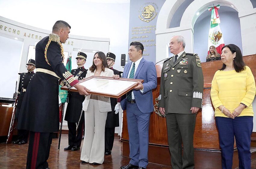  Develan en el muro de honor del poder legislativo “2023 año del bicentenario del heroico colegio militar”