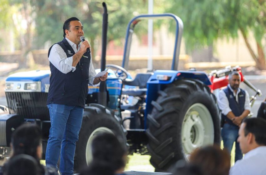  Entrega Municipio de Querétaro 3 tractores más para el sector agrícola