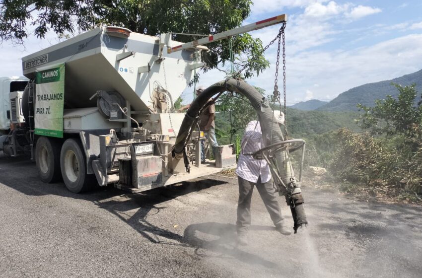  Gobierno Estatal atiende camino en la Huasteca Sur