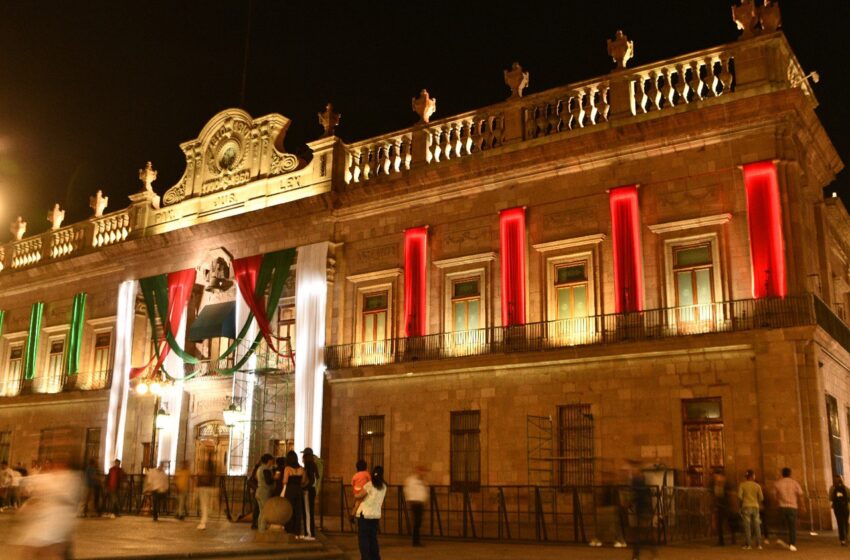  Instalan adornos patrios en Palacio de Gobierno