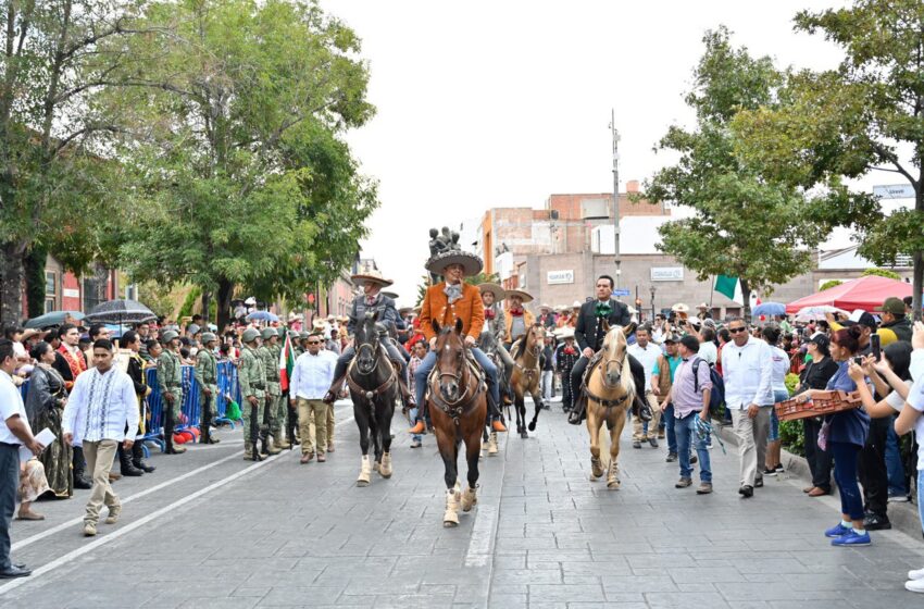  Ricardo Gallardo honra cultura mexicana al vestir de charro en fiestas de independencia