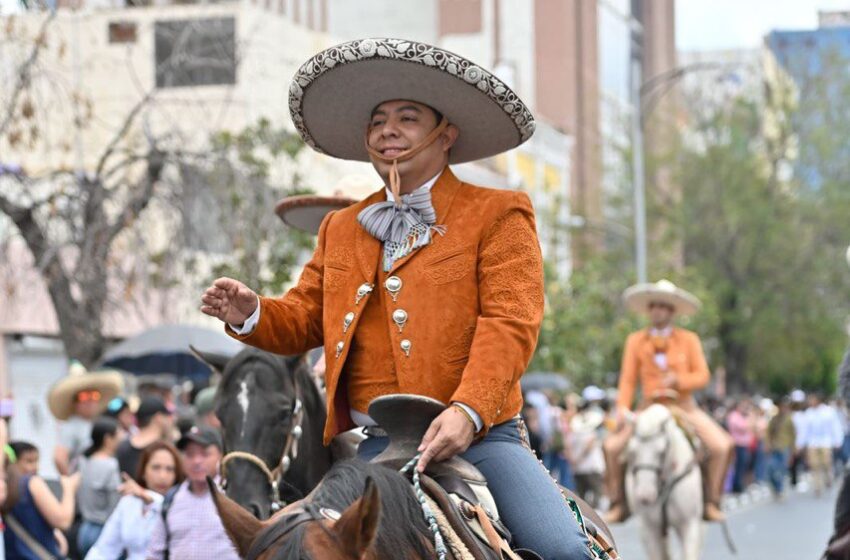  Ricardo Gallardo encabeza desfile cívico militar de independencia