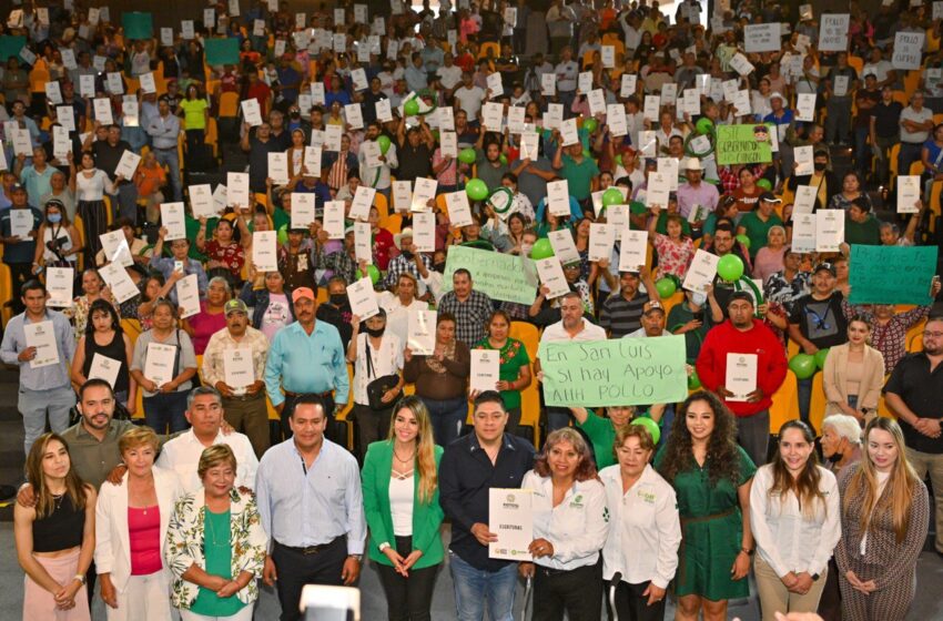  Ricardo Gallardo entrega escrituras a familias soledenses