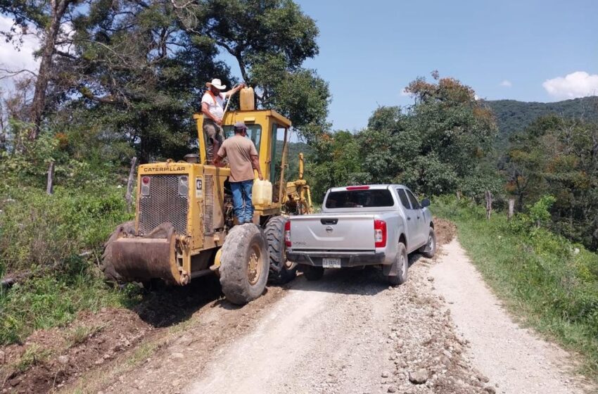  Gobierno realiza acciones de conservación en caminos de la Huasteca