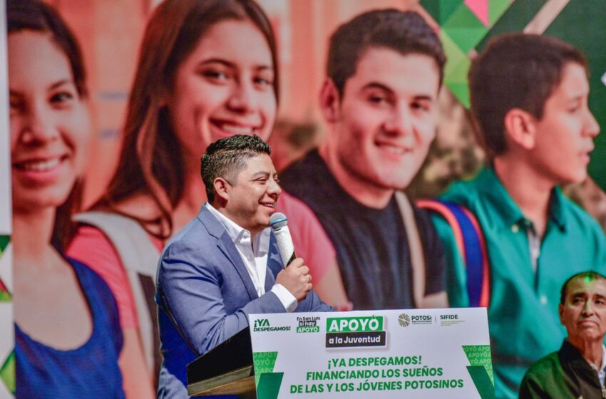  Ricardo Gallardo brinda apoyo a jóvenes para cumplir sus sueños