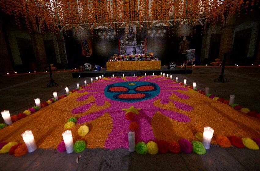  Altar de muertos en Palacio de Gobierno, honra a la lucha libre