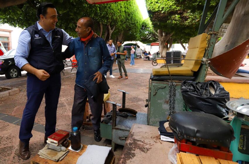  Entregan apoyo de equipo de trabajo para Aseadores de Calzado