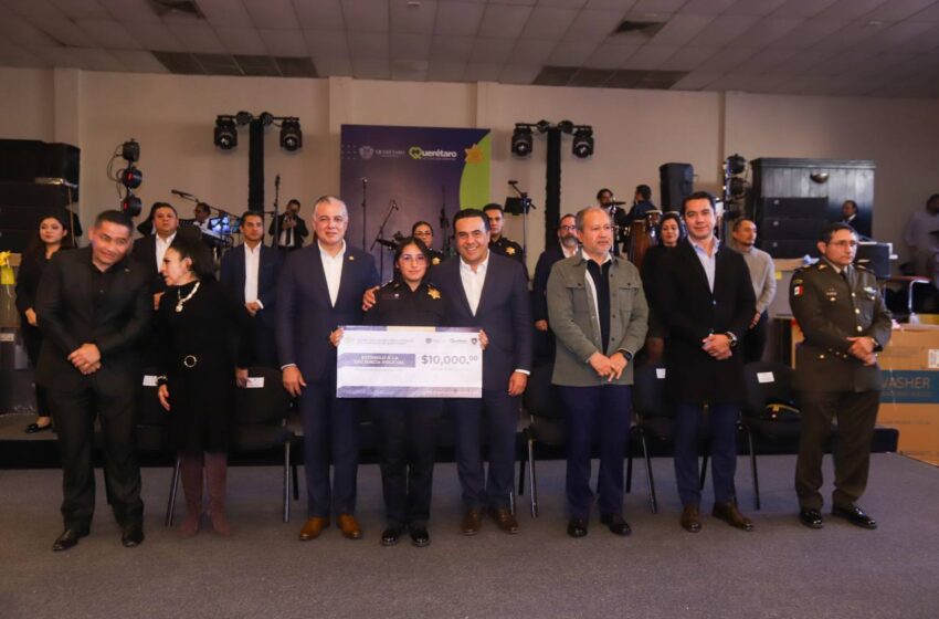  Entrega Luis Nava 36 estímulos económicos a elementos de la Secretaría de Seguridad Púbica Municipal