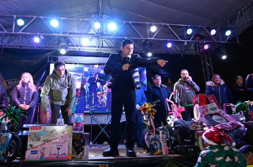  Ricardo Gallardo celebra las posadas en barrios de la capital