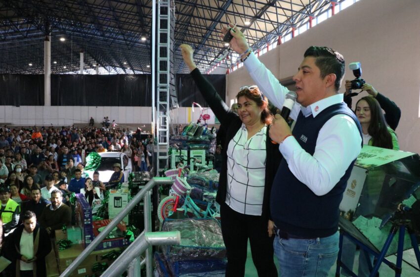  Ricardo Gallardo celebra posada y reconoce a taxistas potosinos