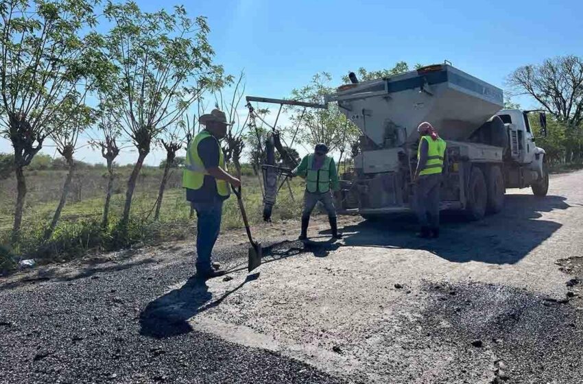  Gobierno Estatal realiza conservación de caminos en Tamuín