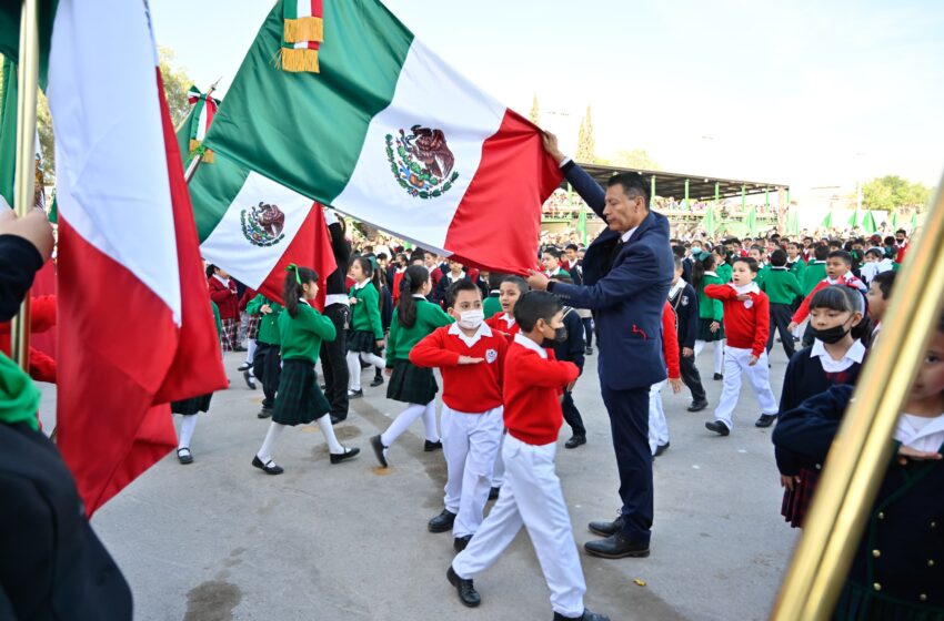  Ricardo Gallardo toma juramento a la bandera a estudiantes de primaria