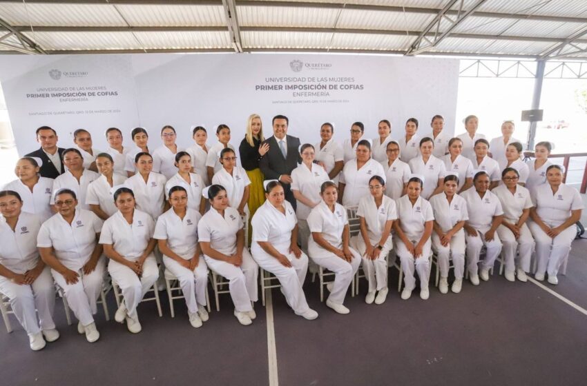  Estudiantes de Enfermería de la Universidad de las Mujeres Marcan el Inicio de su Travesía Clínica