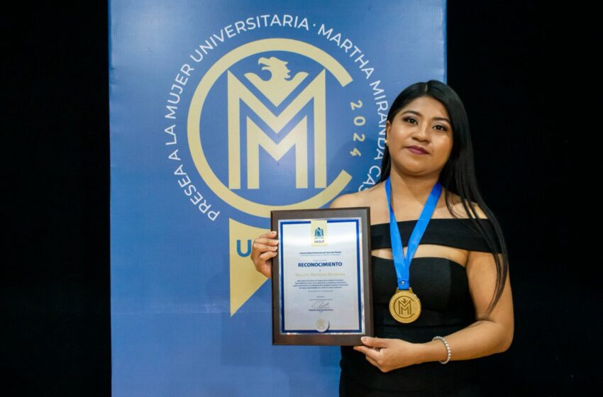  Entrega la UASLP a la C.P. Maythe Martínez Mendoza, la presea a la Trayectoria de la Mujer Universitaria