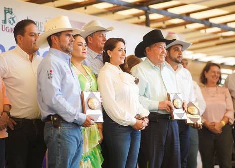  Gobernadora Tere Jiménez entrega Premio al Mérito Ganadero en la Expo Ganadera de la FNSM 2024