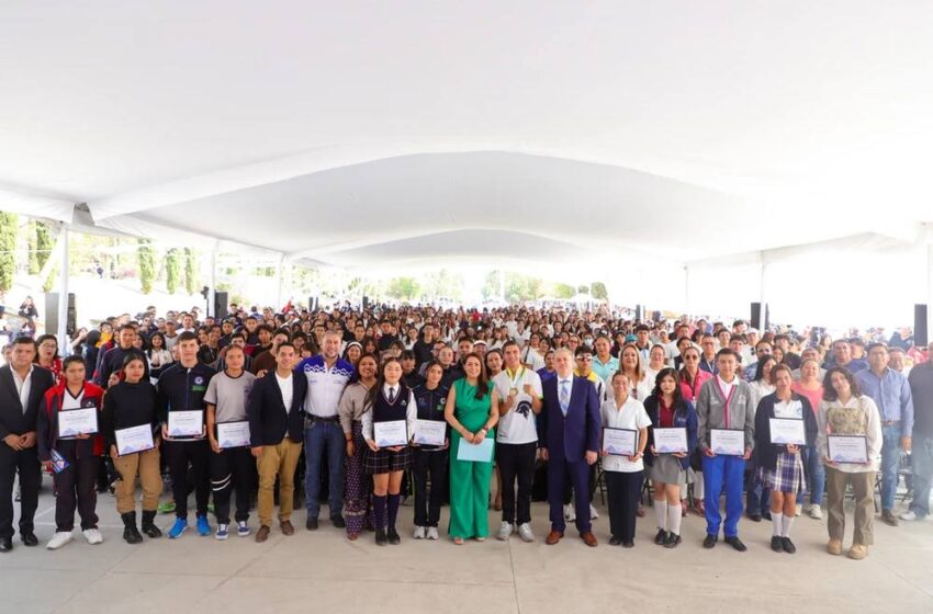  Tere Jiménez otorga reconocimientos a estudiantes sobresalientes en Aguascalientes