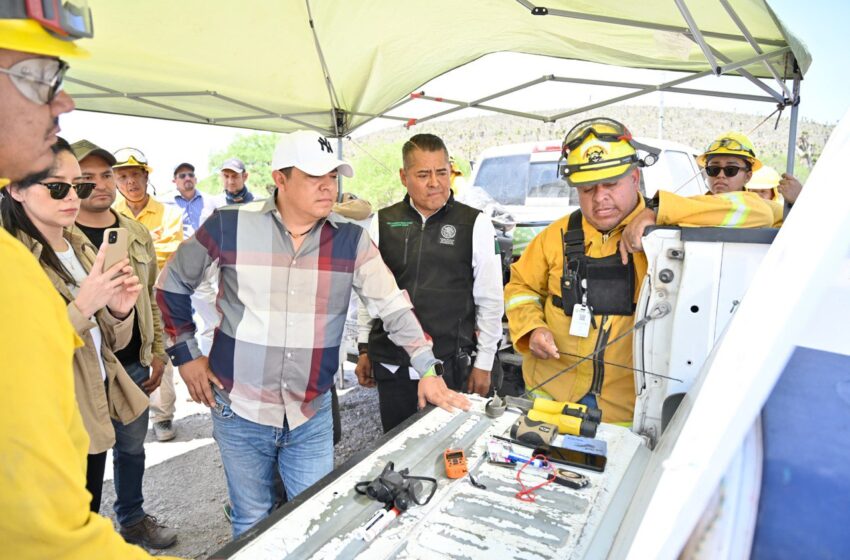  Gobernador supervisa el incendio en La Peña y anuncia plan de reforestación