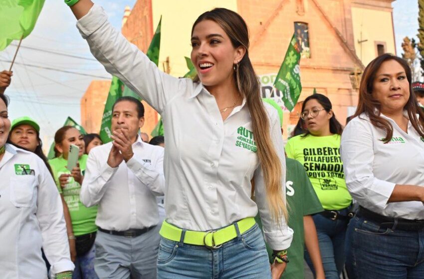  Ruth González promete apoyo total a familias de Pozos y La Pila.