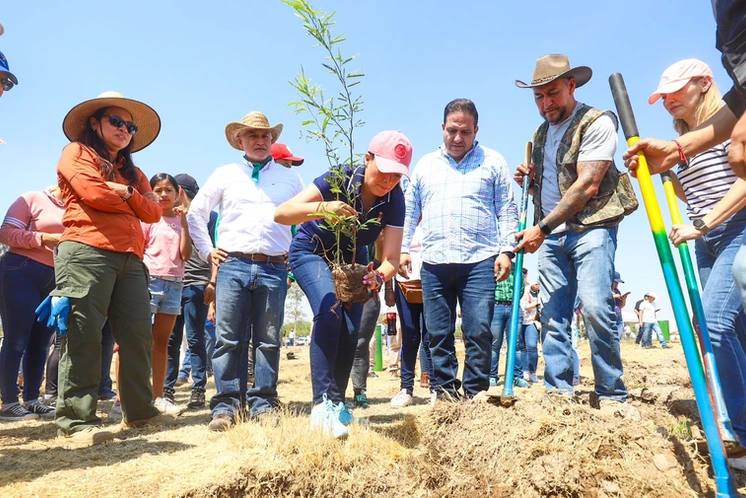  Tere Jiménez lidera jornada de reforestación en Aguascalientes con especies nativas
