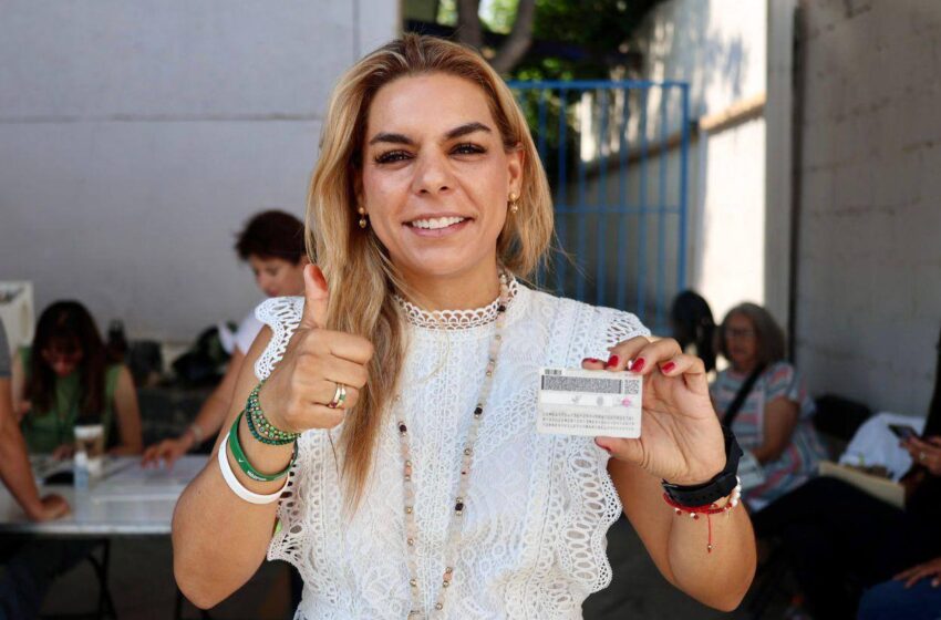 Maribel Torres, candidata a diputada local, acudió a emitir su voto