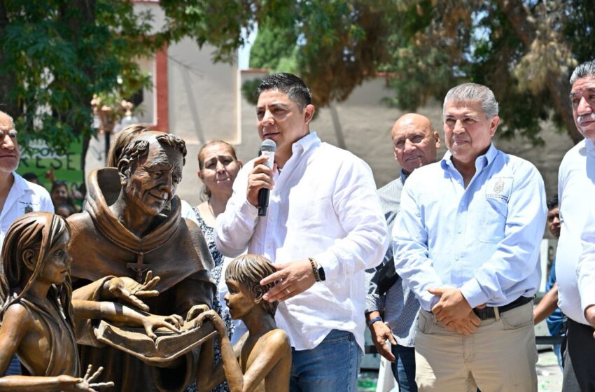  Ricardo Gallardo Cardona Devela Estatua de Fray Diego de la Magdalena en Barrio de Tlaxcala