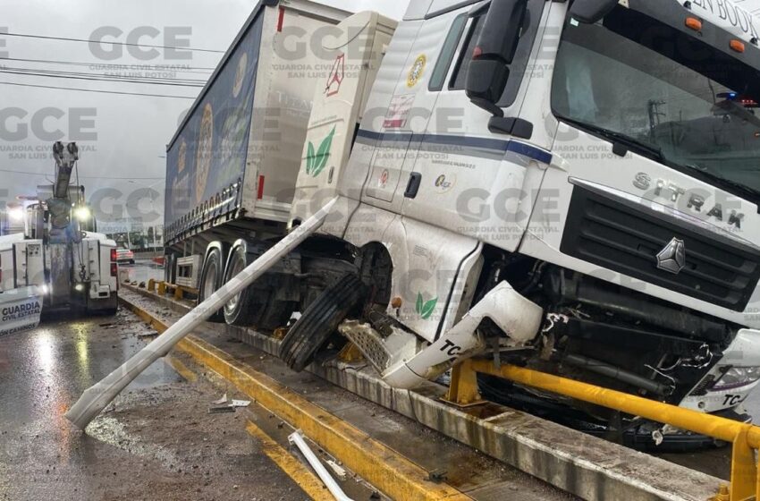  Atendió GCE Accidente de tráiler en Circuito Potosí