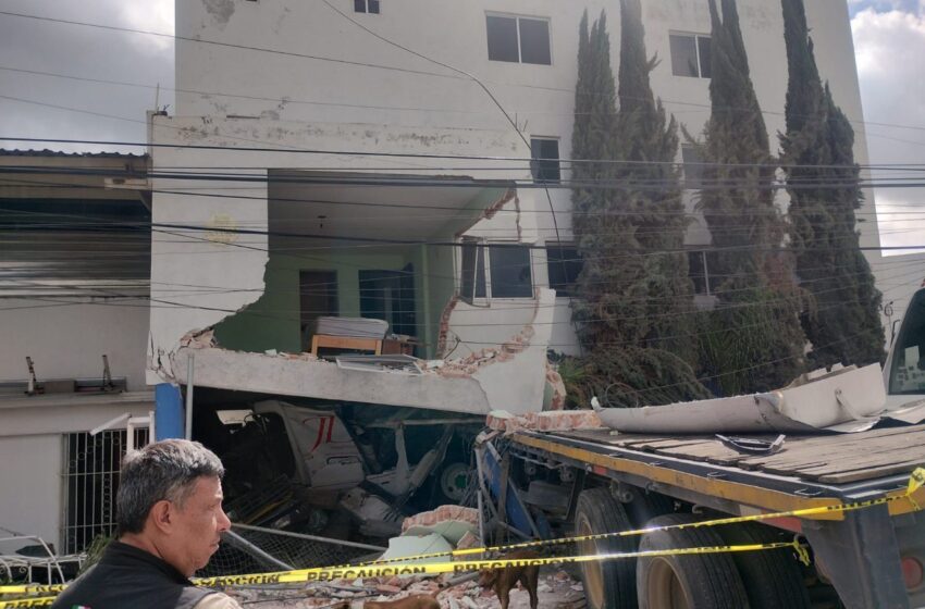  Atendieron cuerpos de emergencia accidente en la carretera 57