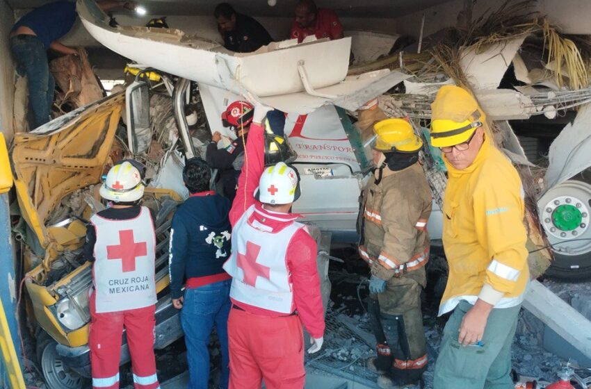  Con vida, familia que viajaba en tráiler siniestrado en carretera federal 57