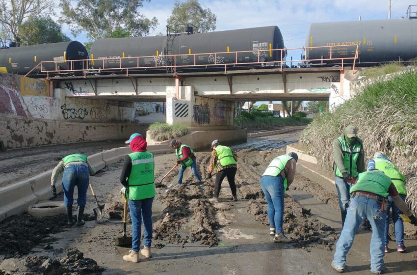  Libera SEDUVOP tránsito en bulevar Río Españita tras retirar más de 10 toneladas de lodo y residuos