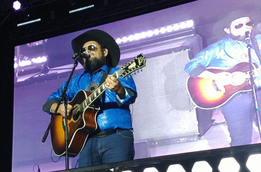  “Beto” Fierro brilla en la inauguración de la FENAPO con su himno “Ven a San Luis”