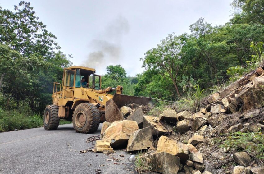  Gobierno Estatal impulsa conservación de caminos en Tamazunchale