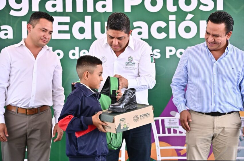  Ricardo Gallardo fortalece la educación en Matehuala con entrega de apoyos escolares