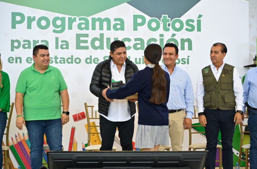  Gobernador Ricardo Gallardo fortalece educación en Santo Domingo con entrega de apoyos escolares