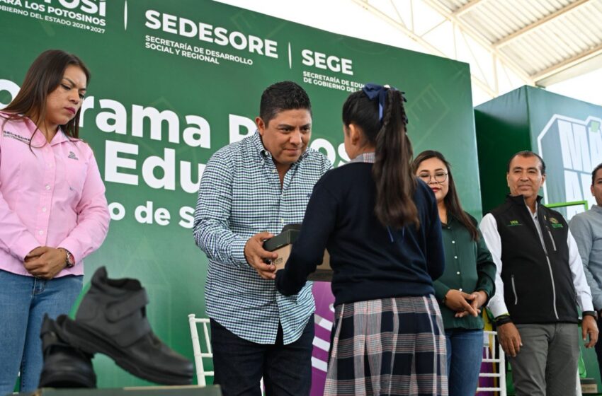  Ricardo Gallardo refuerza la educación en Santa María del Río con entrega de apoyos escolares