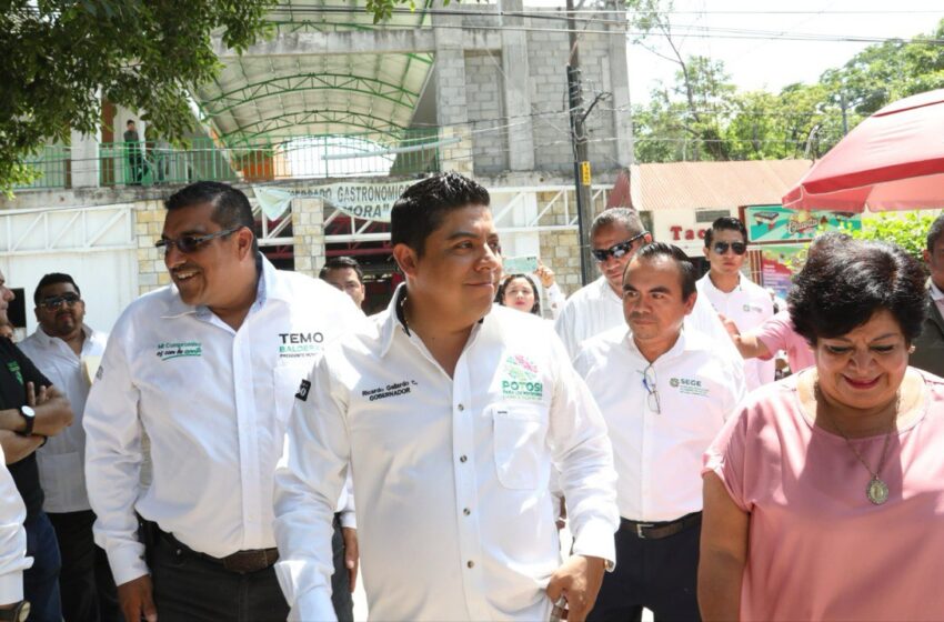  Ricardo Gallardo impulsa la educación en Aquismón con entrega de material escolar