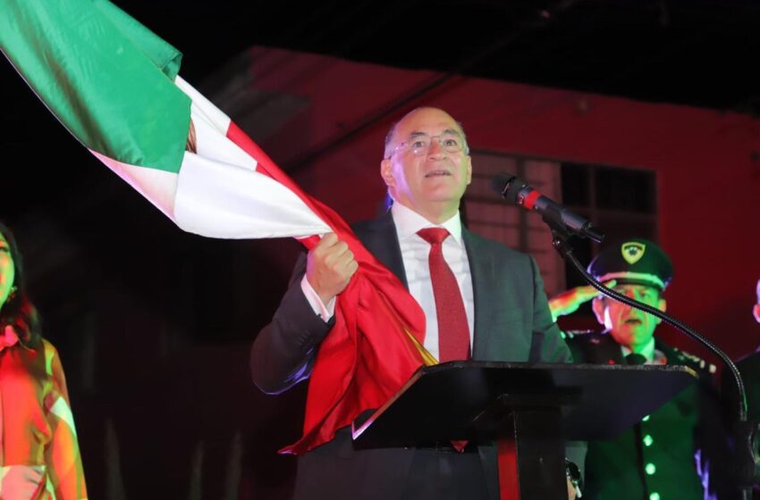  El Alcalde Enrique Galindo encabezó el Grito de Independencia en el Jardín de Morales