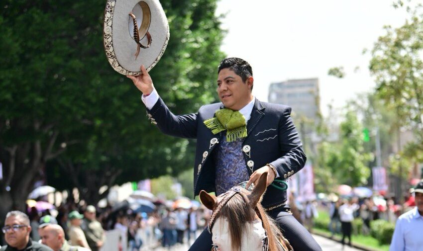  Gobernador Ricardo Gallardo Lidera Desfile Cívico Militar en Celebración del 214 Aniversario de la Independencia