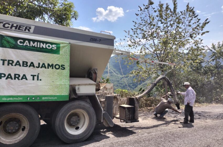  Ejecutivo Estatal inicia rehabilitación de caminos en la huasteca