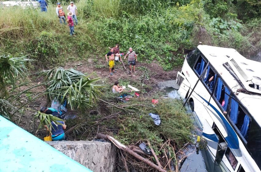  Cuerpos de emergencia atienden volcadura de autobús de turismo en el tramo La Hincada-El Naranjo