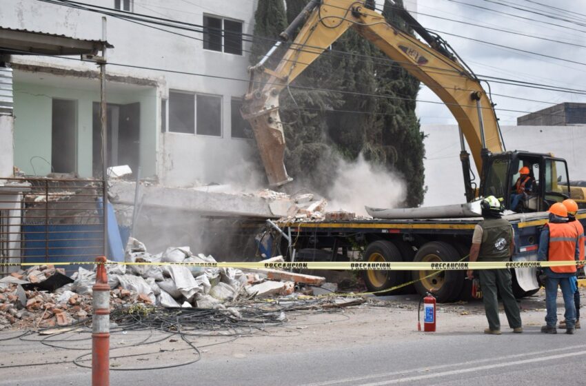  Estado supervisa demolición de vivienda afectada en accidente vehicular