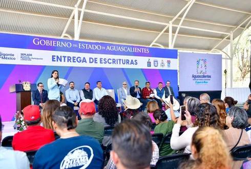  Tere Jiménez Cumple Sueños de Vivienda Propia con Entrega de Más de Mil Escrituras en Aguascalientes