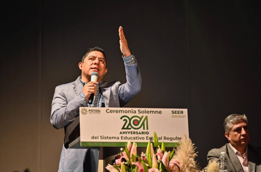  Ricardo Gallardo celebra dos siglos de educación estatal con promesas de inversión y mejoras