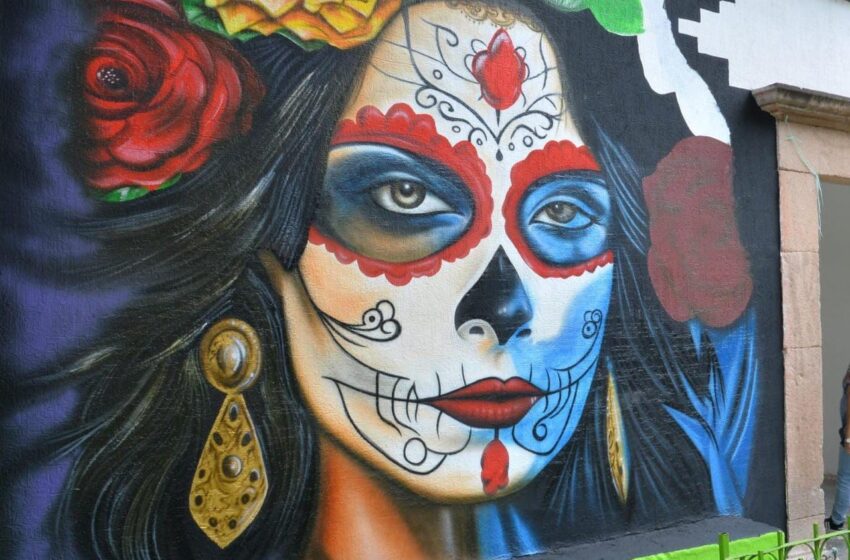  Gobierno de Soledad renueva panteones municipales con murales artísticos, por día de muertos