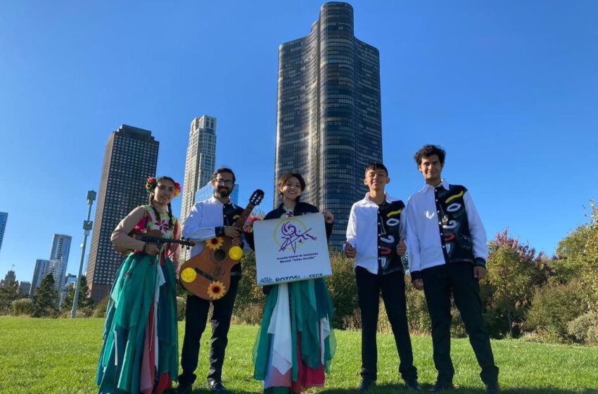  Ensamble musical potosino cautiva en el Festival Xantolo en Chicago